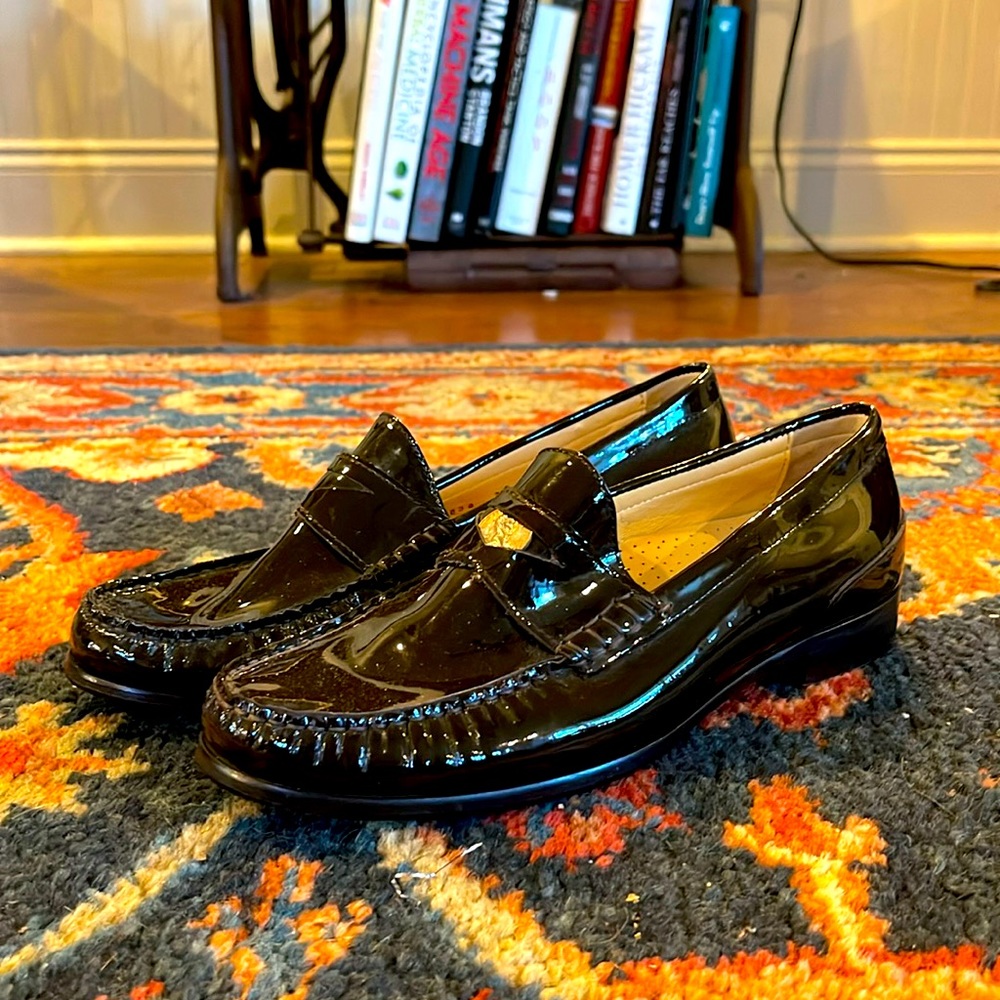 These are super cute penny loafers! Cole Haan new/used shoes size 7